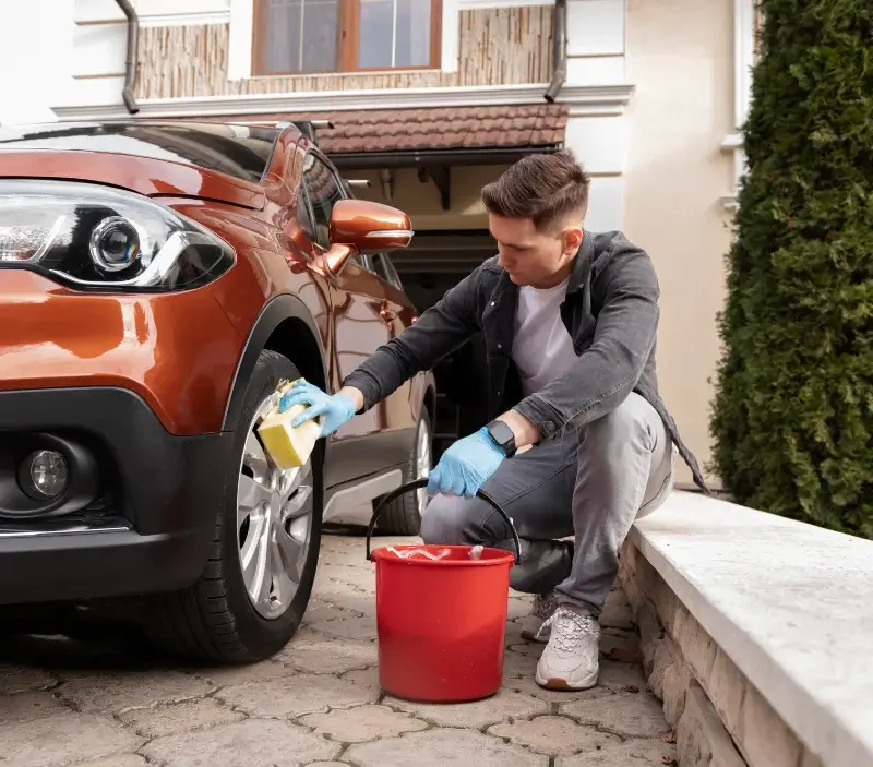 Lavage auto à domicile Saint-Genis-d'Hiersac : professionnel intervenant sur un véhicule